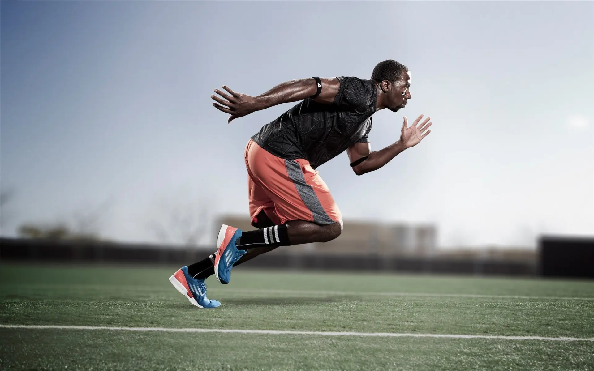 西甲：巴萨4-3艰难战胜塞维利亚，莱万梅开二度，巴萨4比1